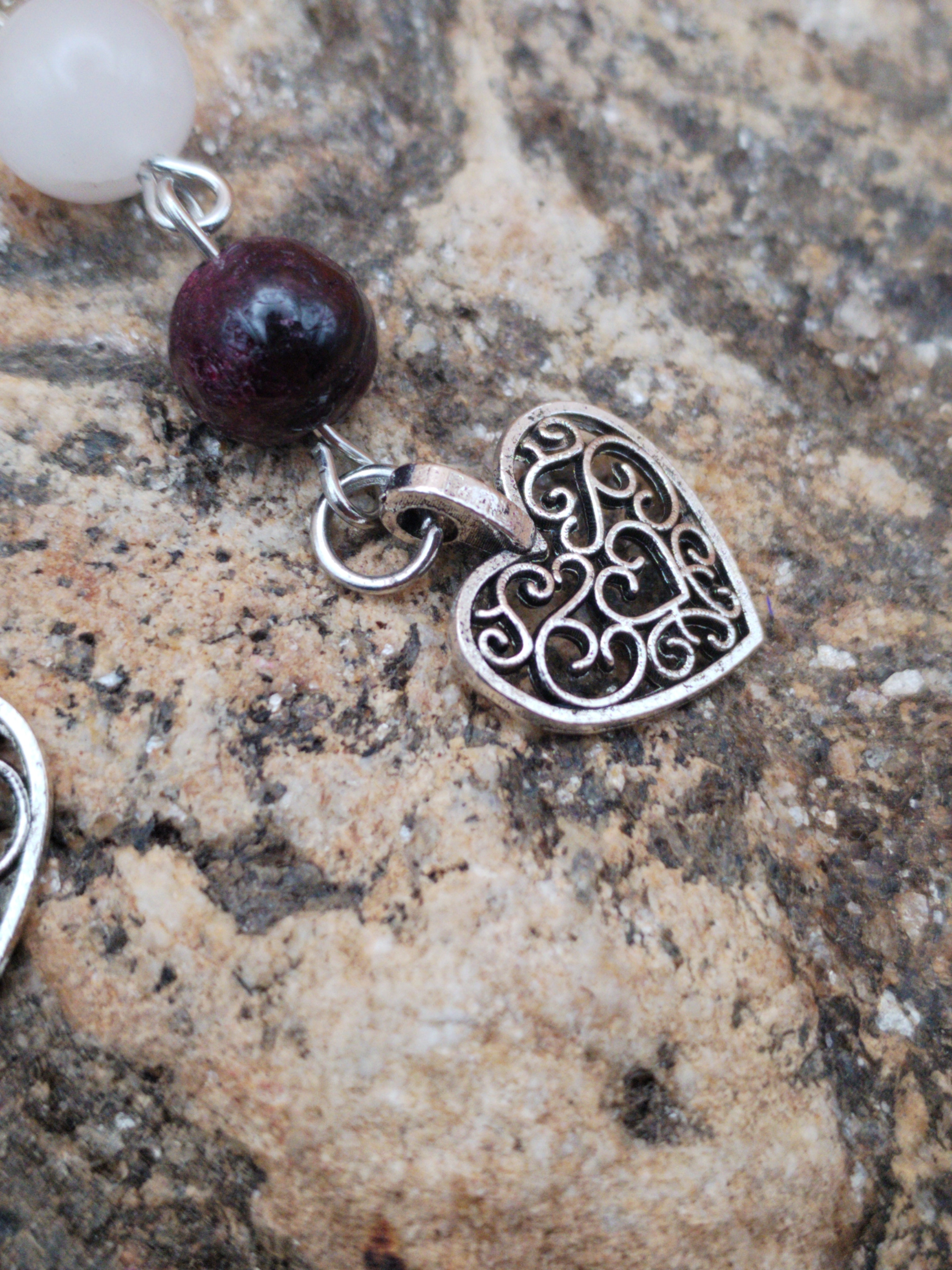 Boucles d’oreilles en quartz rose &amp; grenat – Cœur argenté – Style bohème romantique