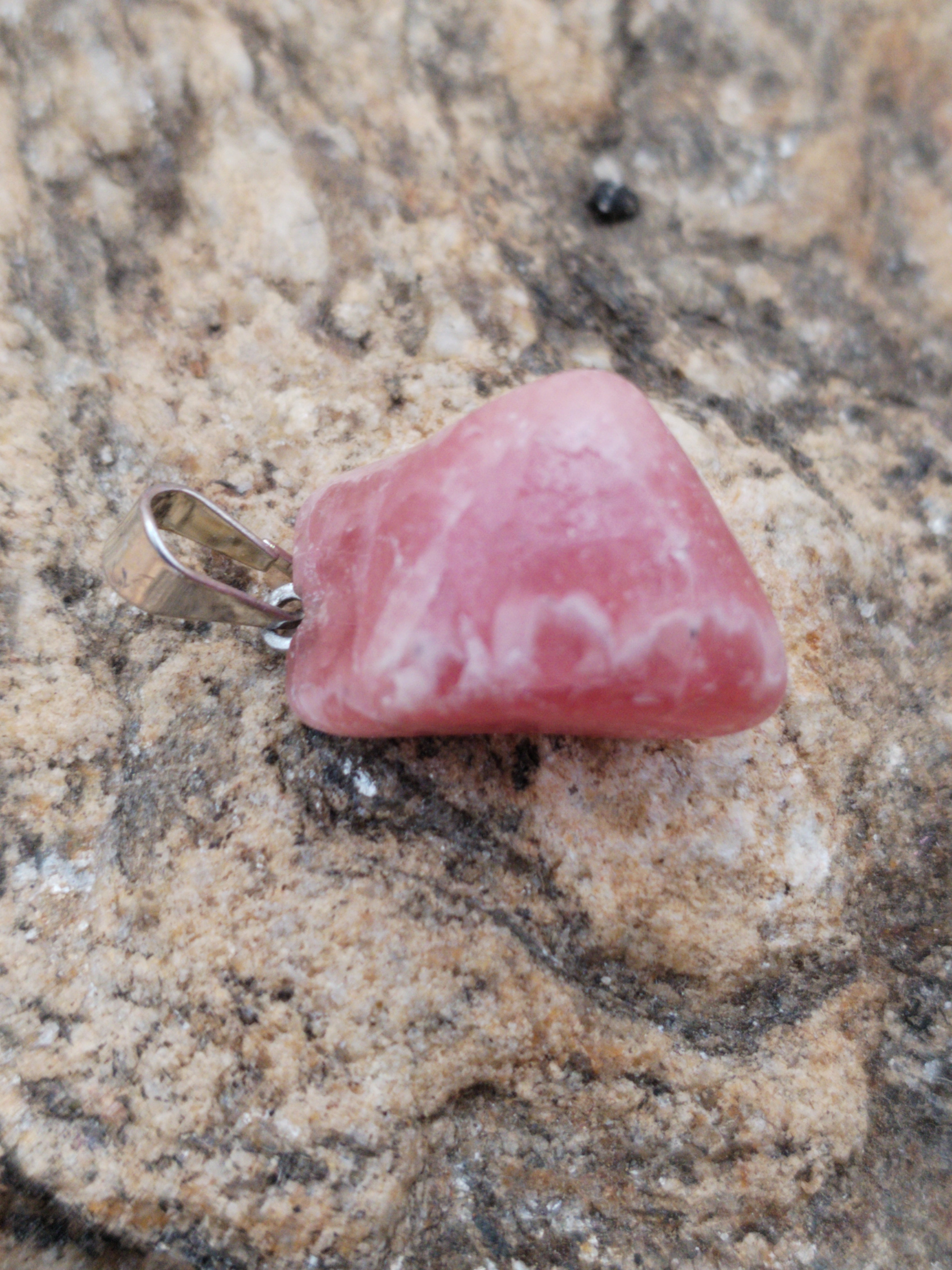 Pendentif en rhodochrosite naturelle – Pierre d’amour de soi & confiance