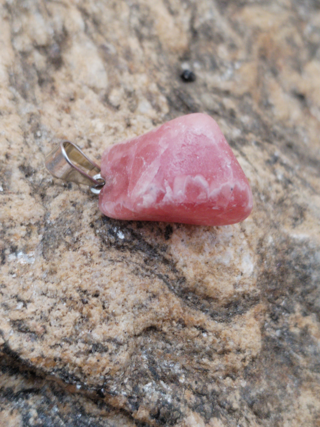 Pendentif en rhodochrosite naturelle – Pierre d’amour de soi & confiance