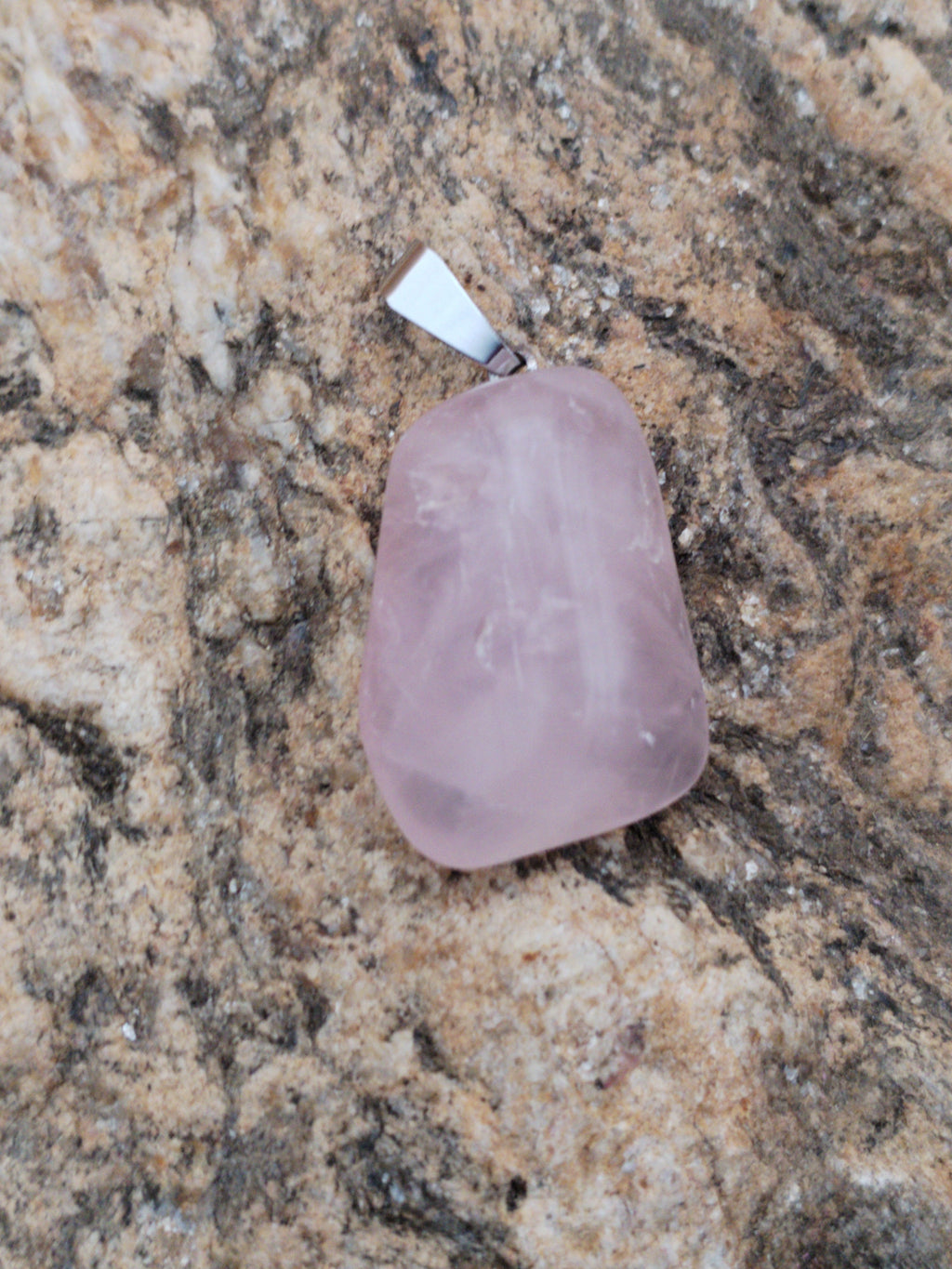 Pendentif en quartz rose naturel – Pierre d’amour & de douceur