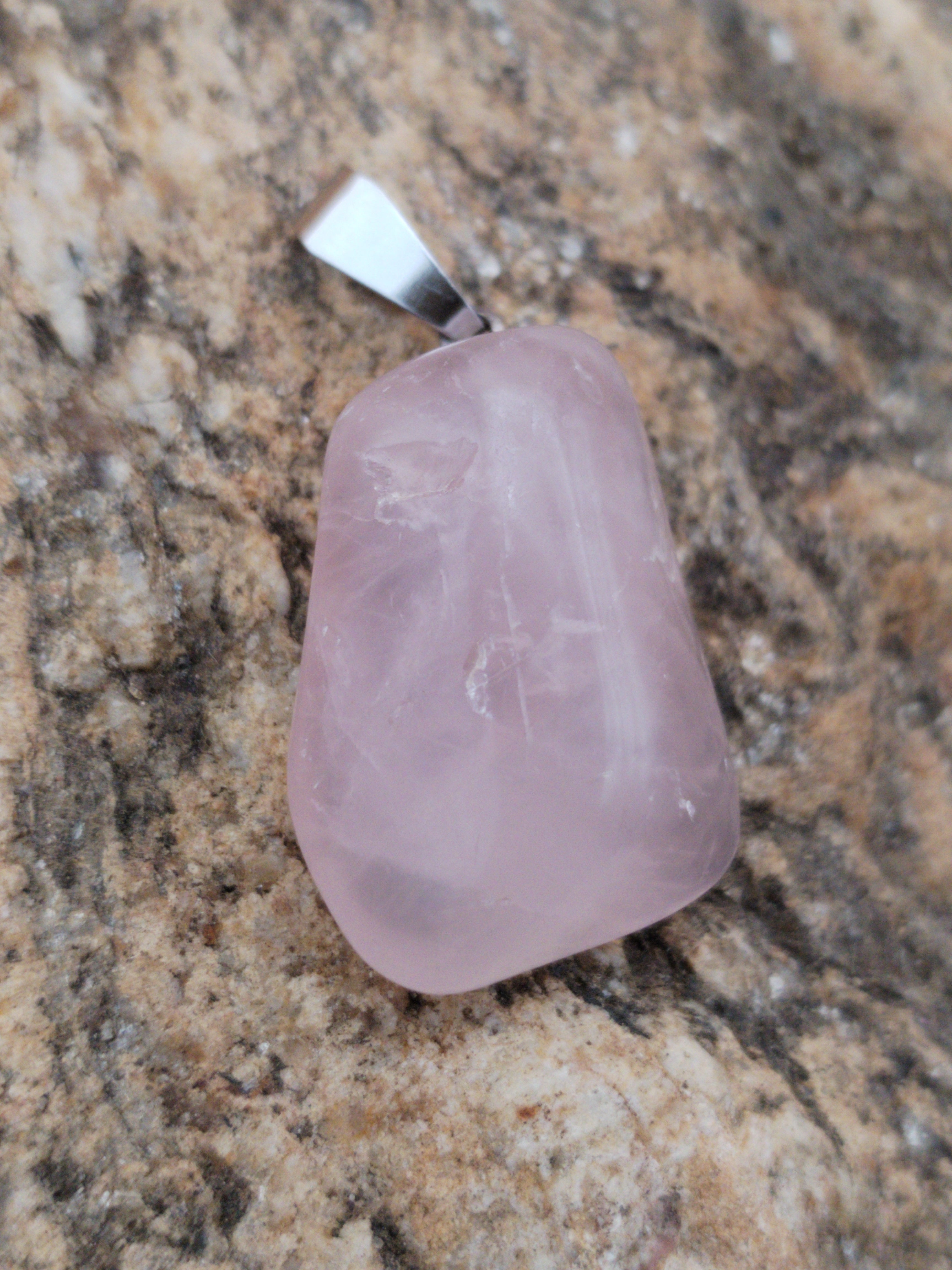Pendentif en quartz rose naturel – Pierre d’amour & de douceur