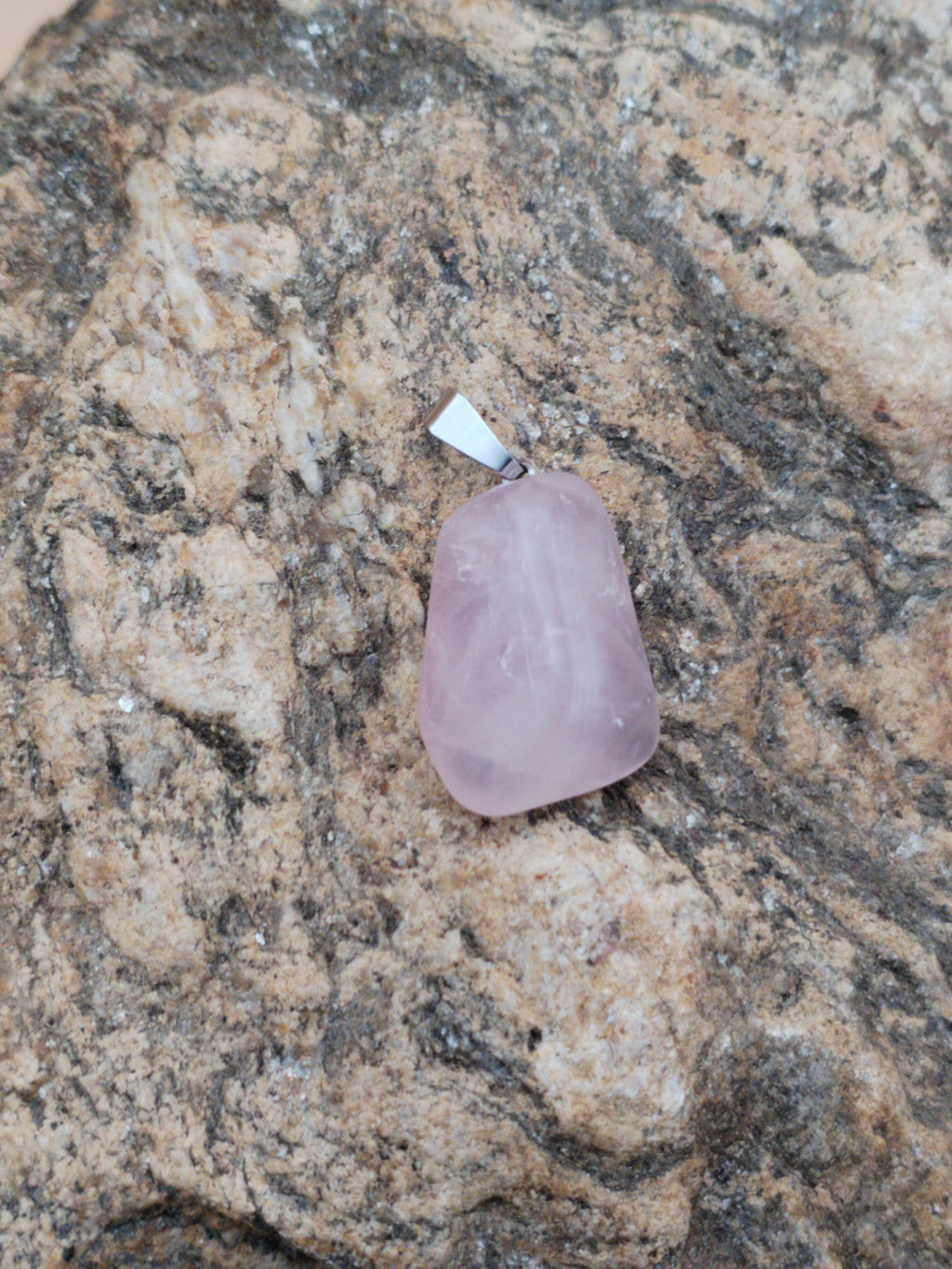 Pendentif en quartz rose naturel – Pierre d’amour & de douceur