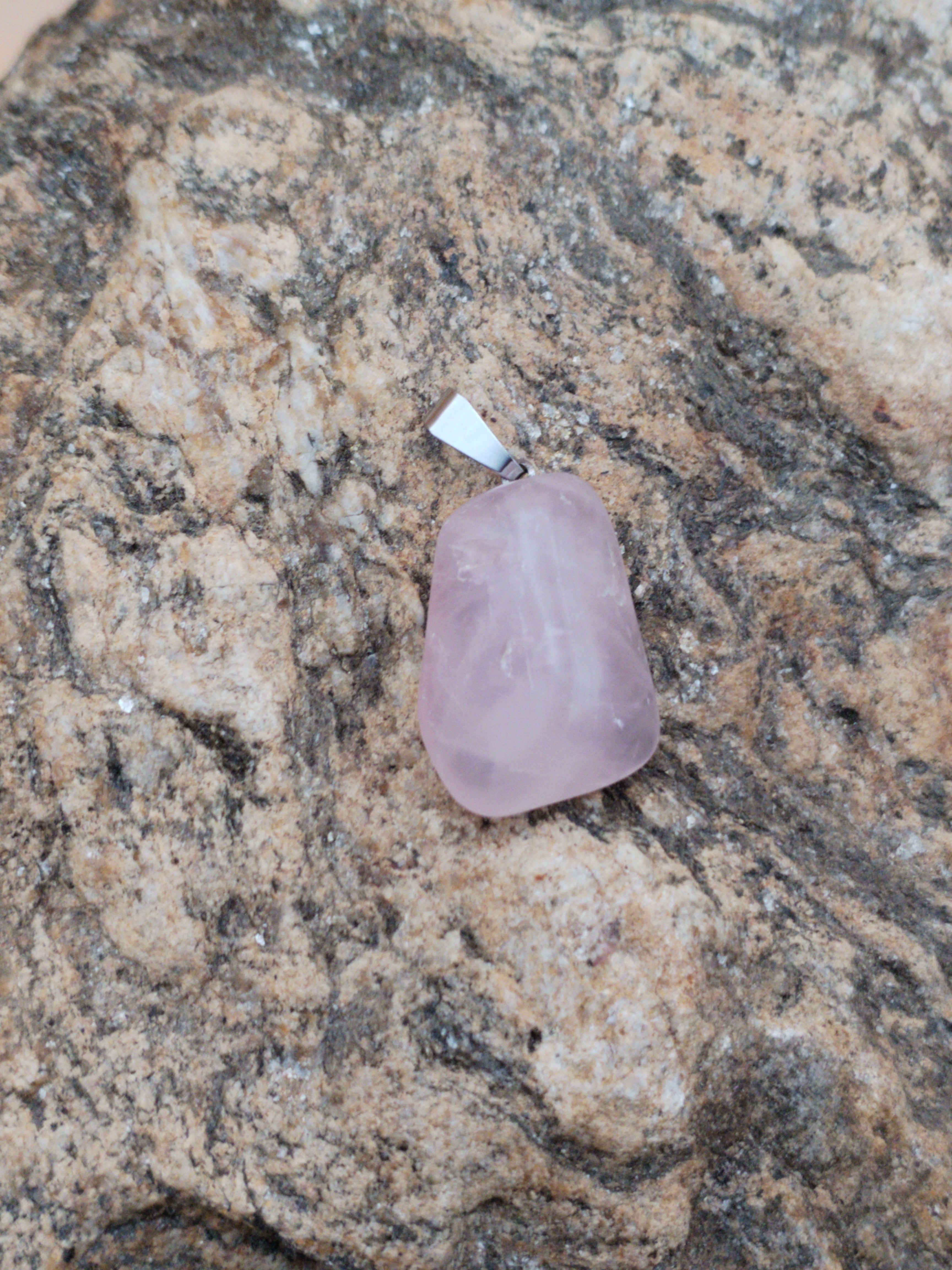 Pendentif en quartz rose naturel – Pierre d’amour & de douceur