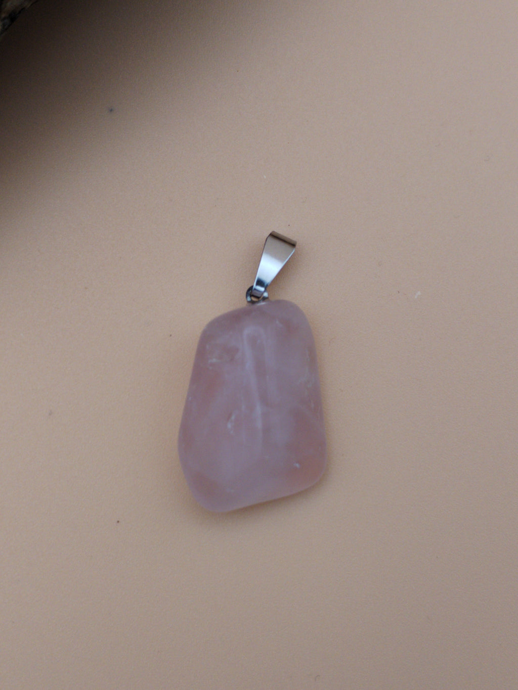 Pendentif en quartz rose naturel – Pierre d’amour & de douceur