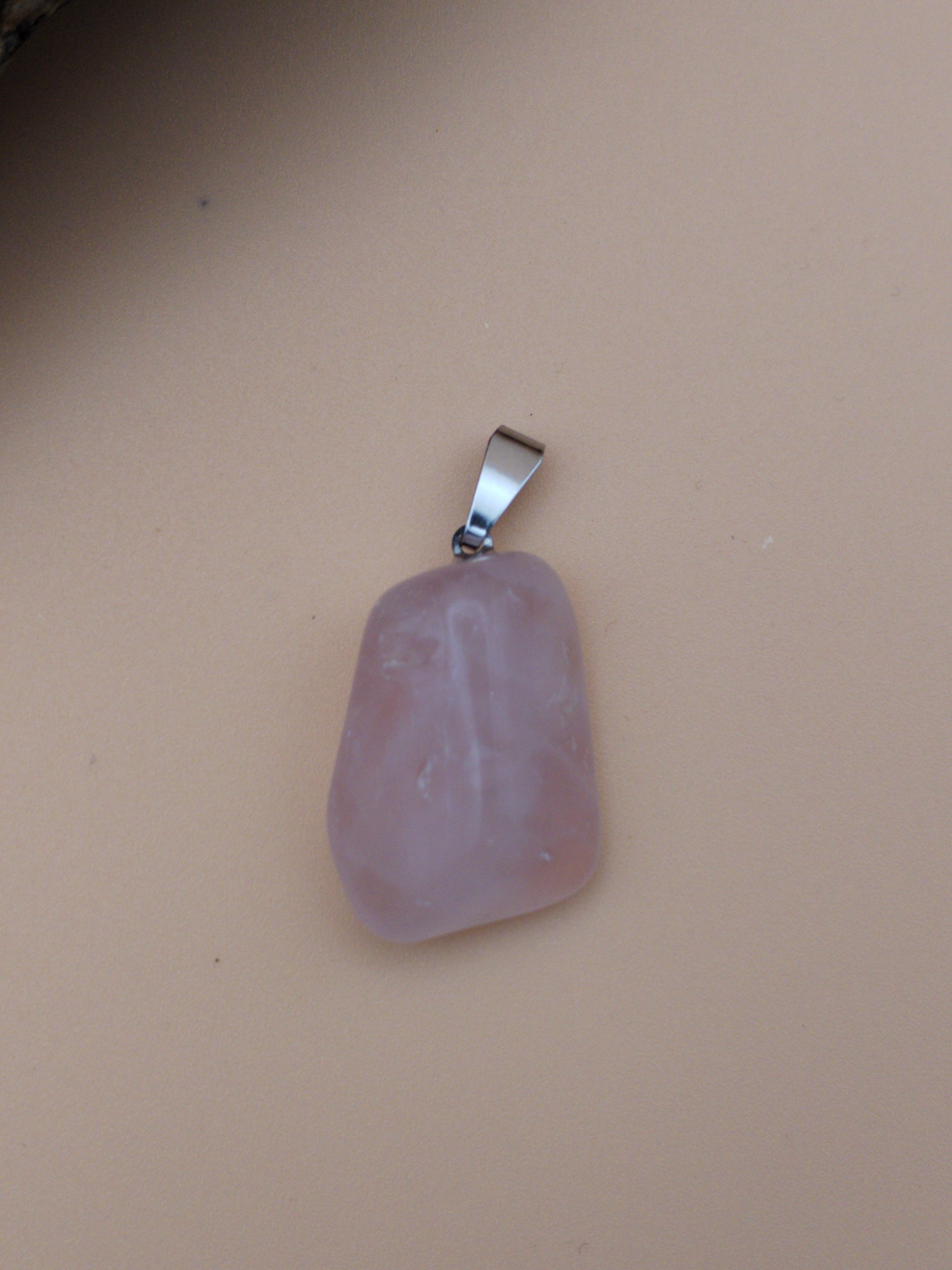 Pendentif en quartz rose naturel – Pierre d’amour & de douceur