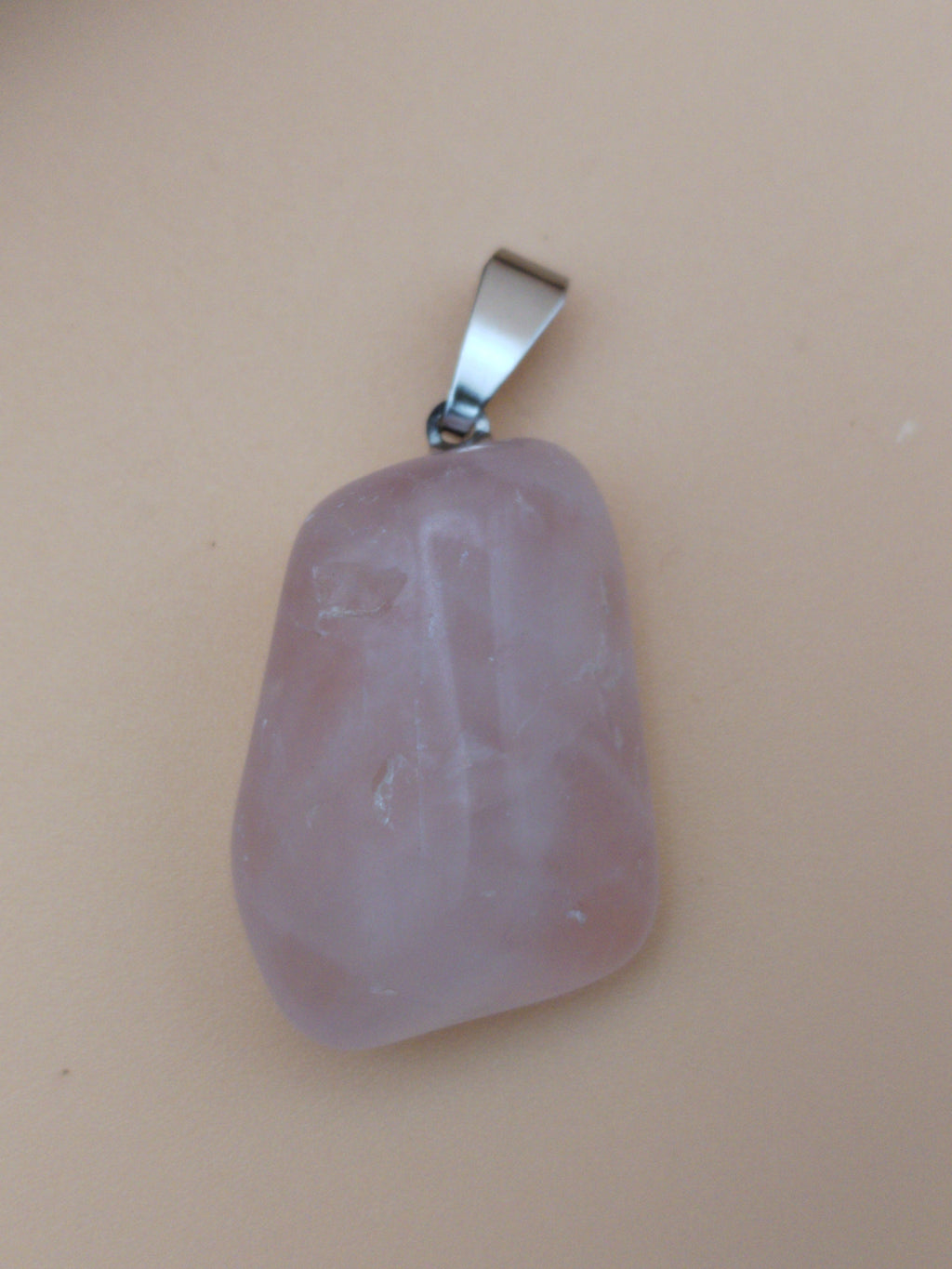 Pendentif en quartz rose naturel – Pierre d’amour & de douceur