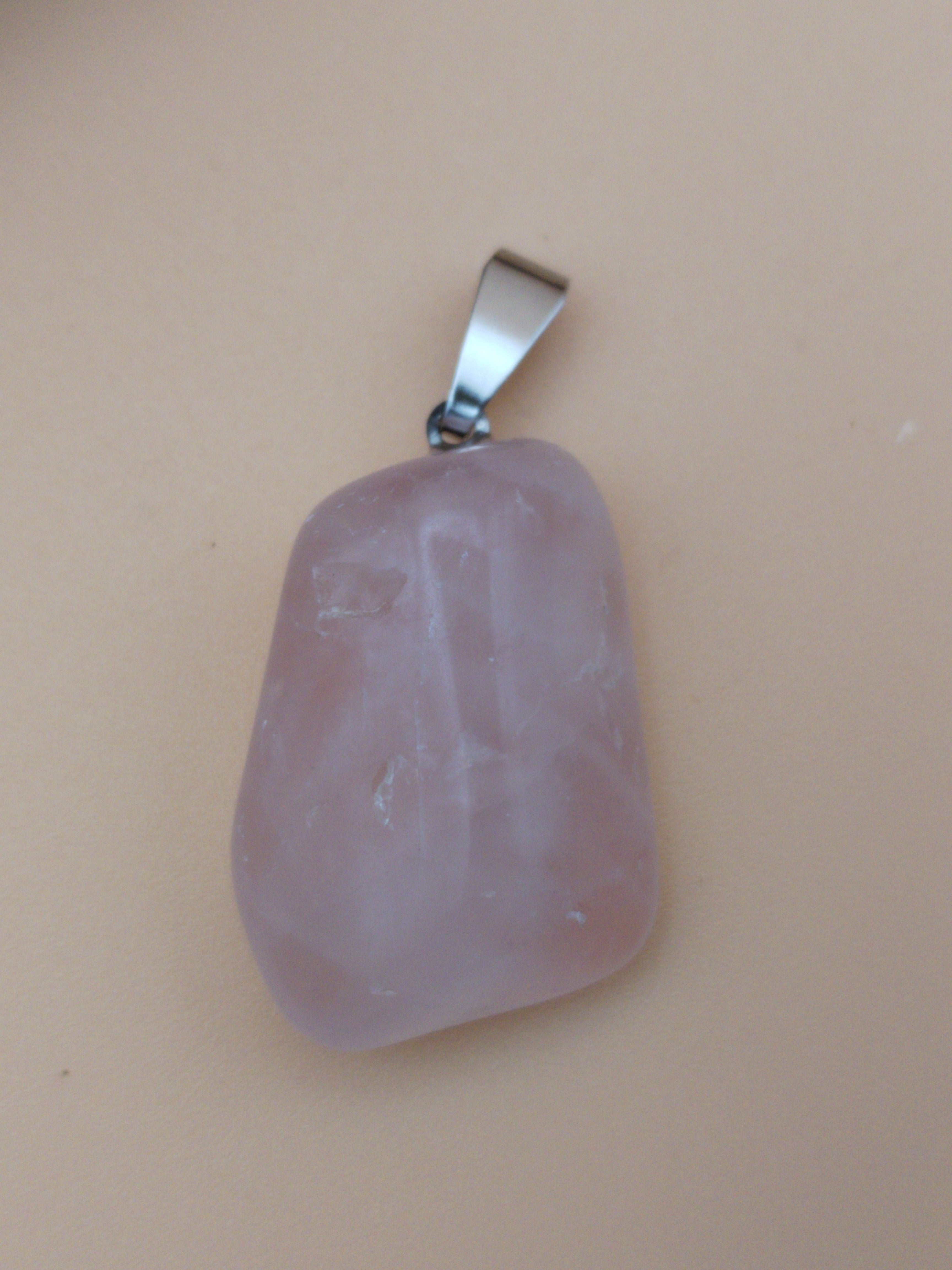 Pendentif en quartz rose naturel – Pierre d’amour & de douceur