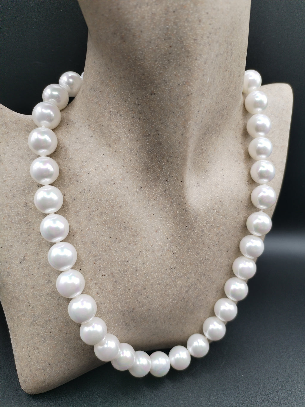 Collier élégant en perles de Majorque blanches nacrées