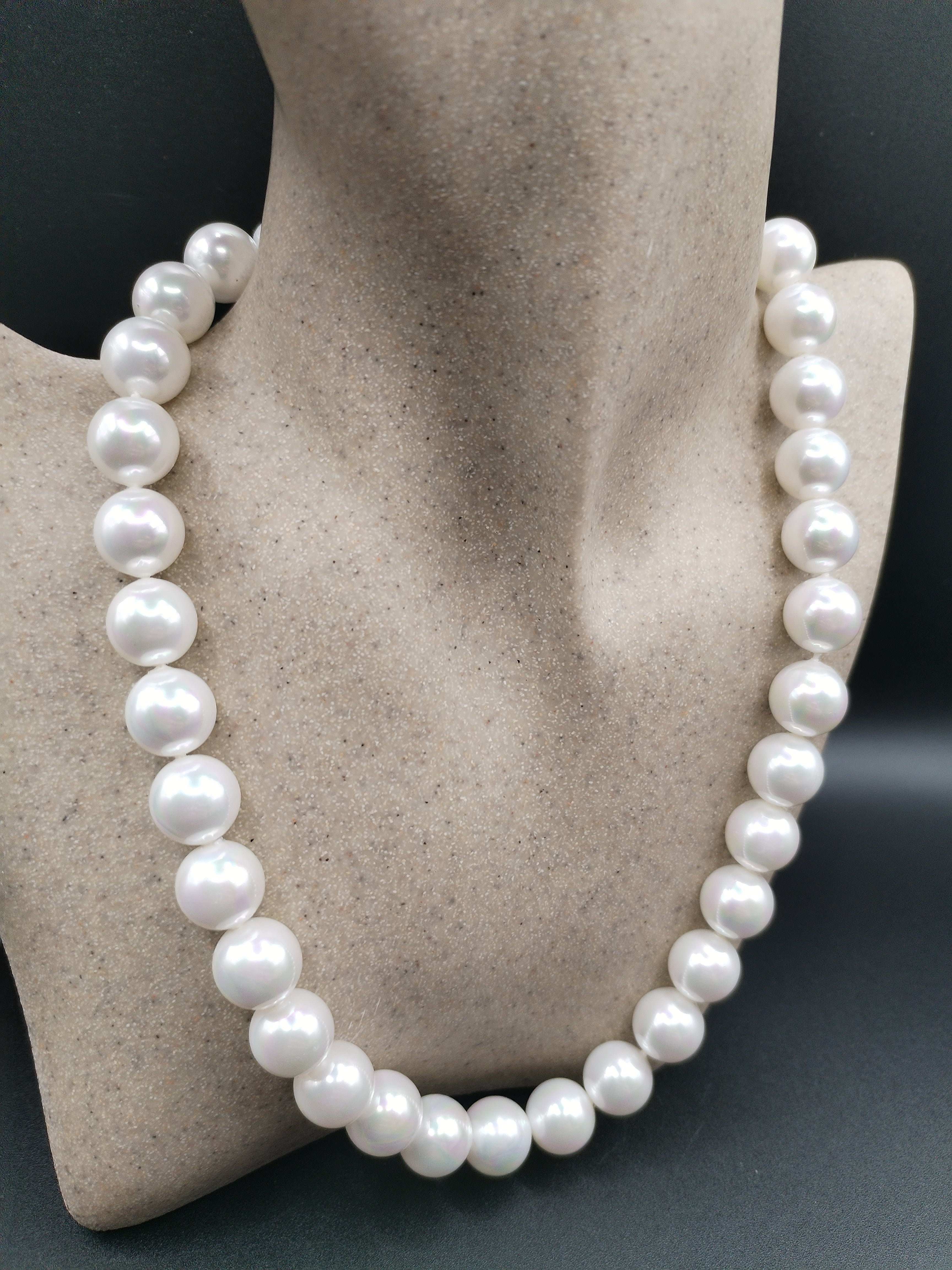 Collier élégant en perles de Majorque blanches nacrées