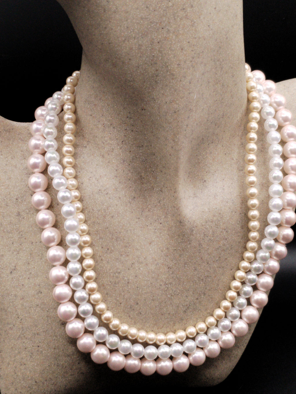 Collier triple rang en perles de Majorque nacrées