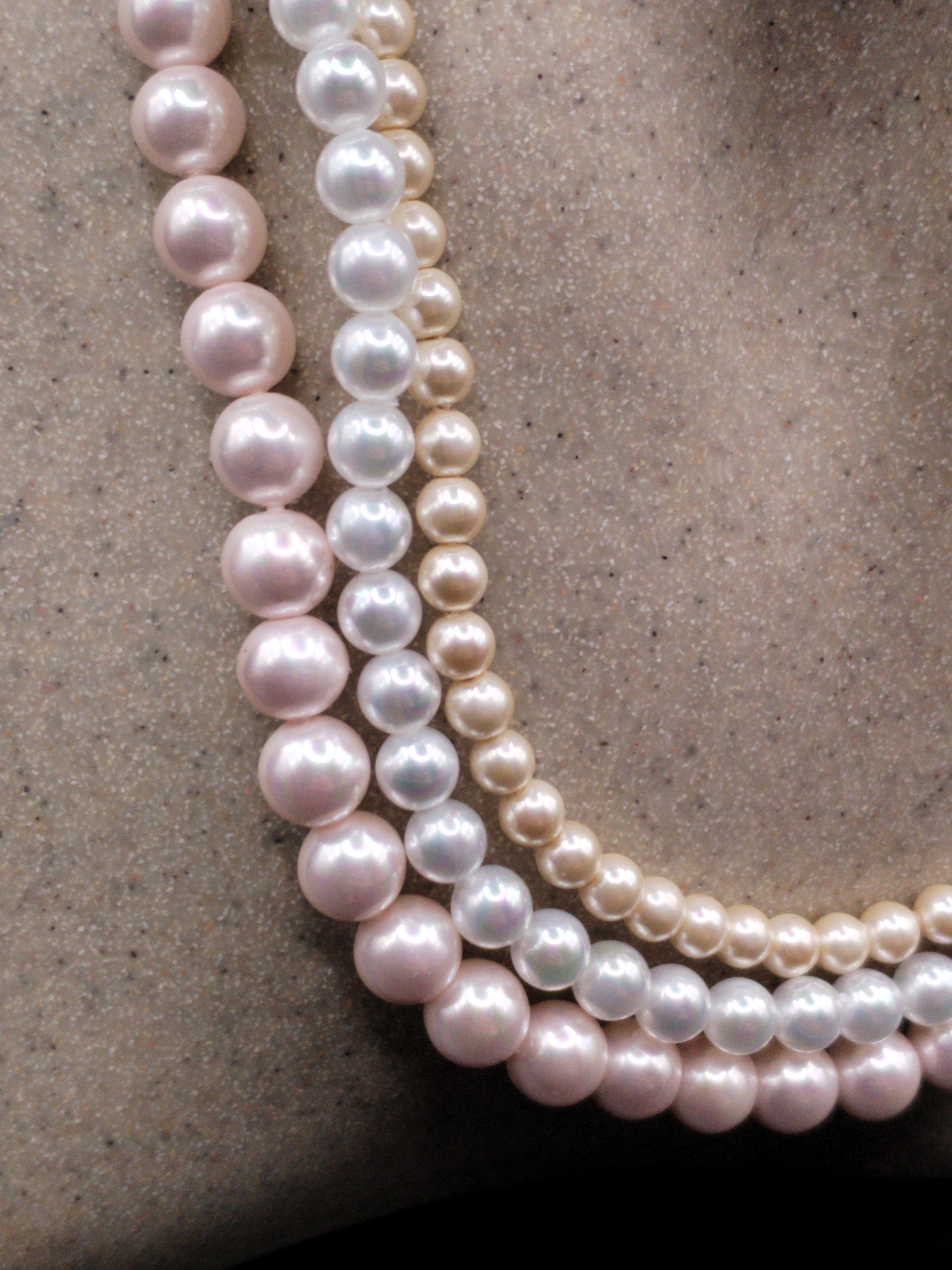 Collier triple rang en perles de Majorque nacrées