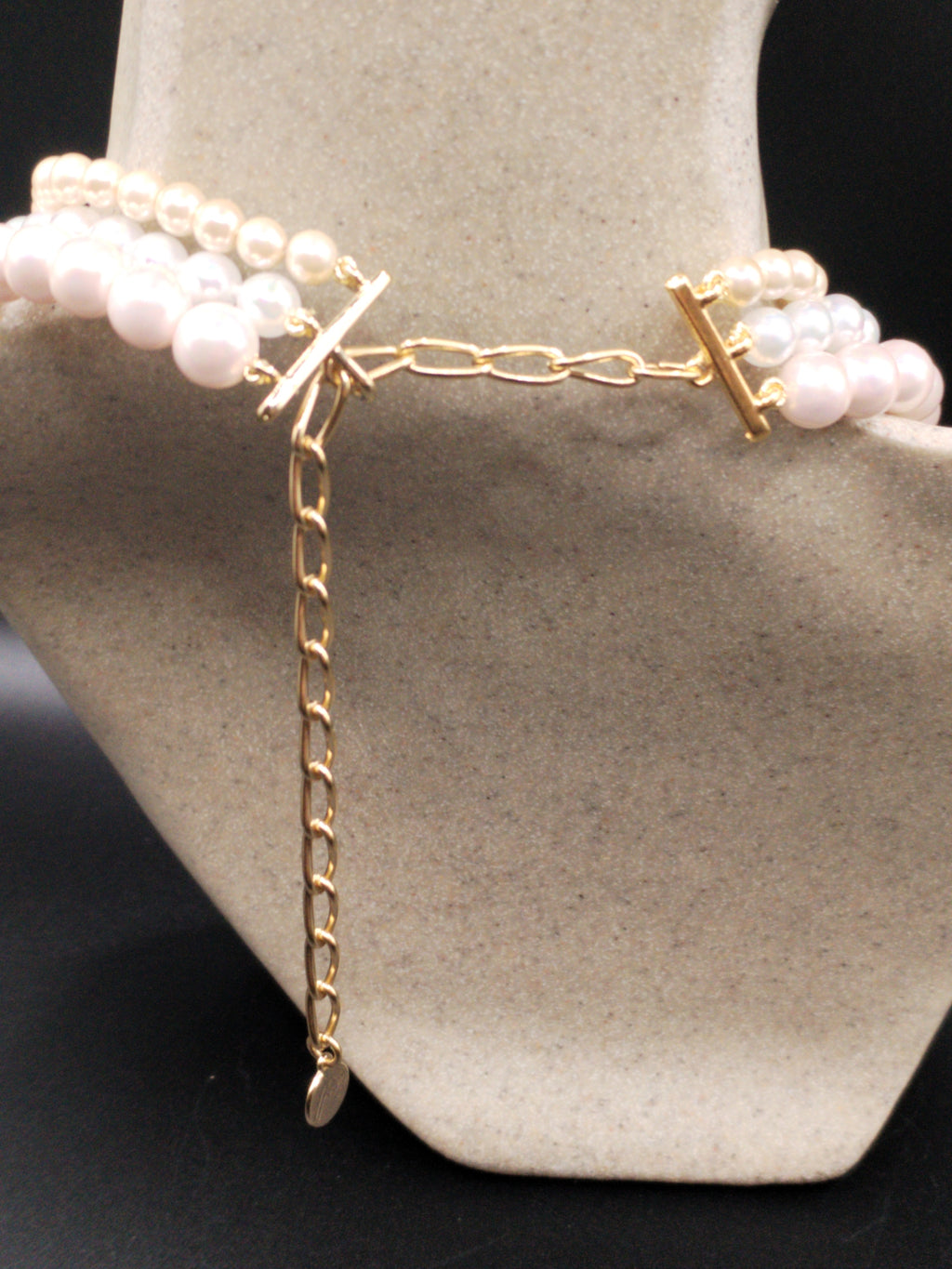 Collier triple rang en perles de Majorque nacrées