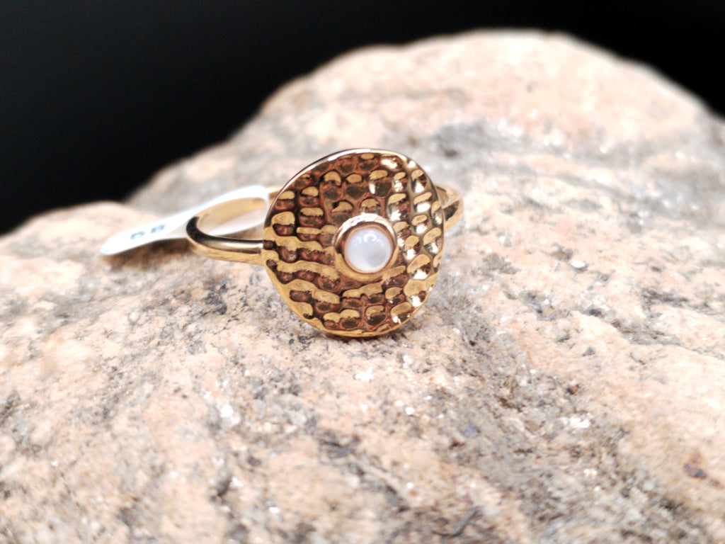 Bague ronde martelée nacre plaqué or