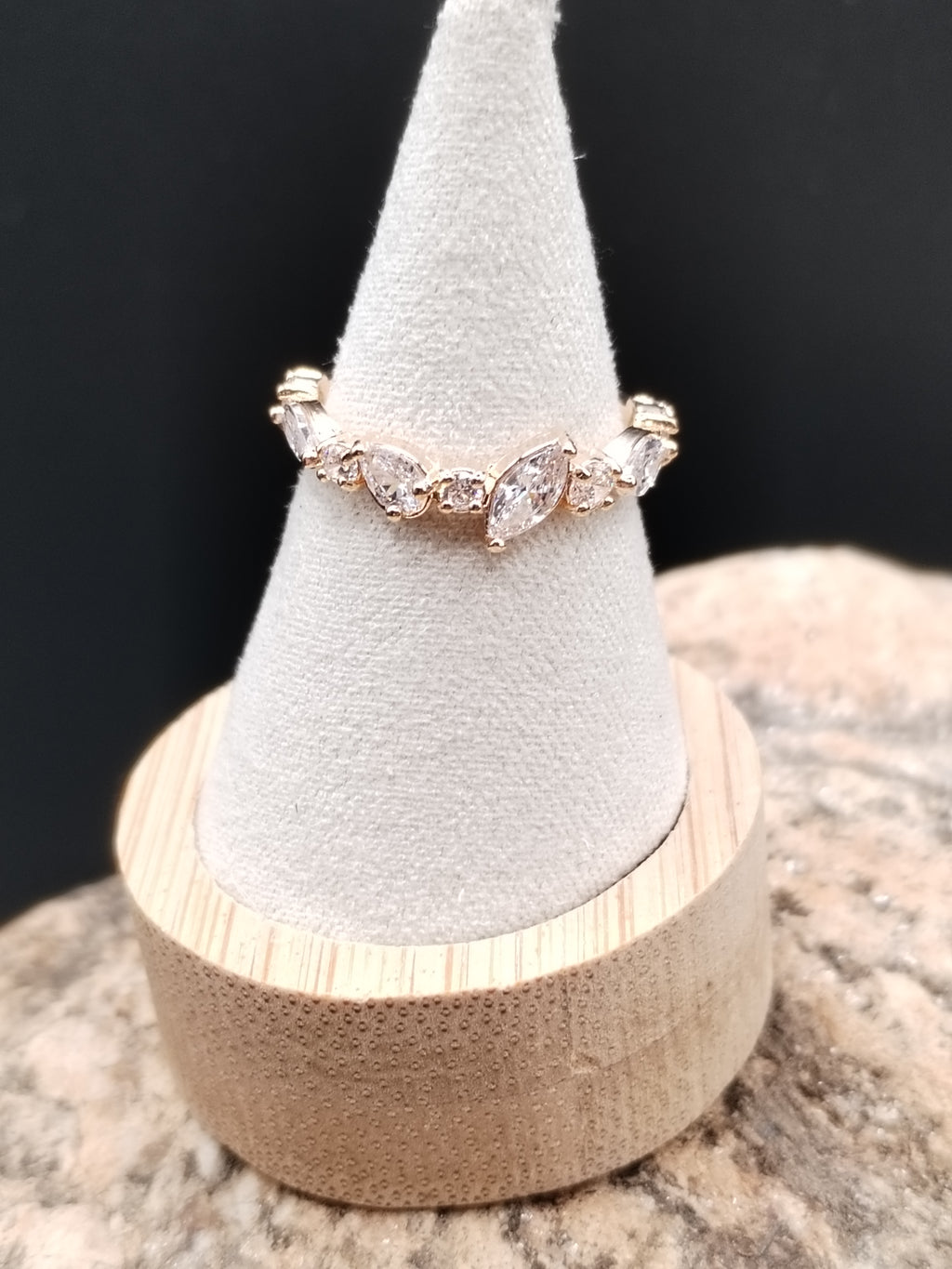 Bague élégante aux oxydes multiformes