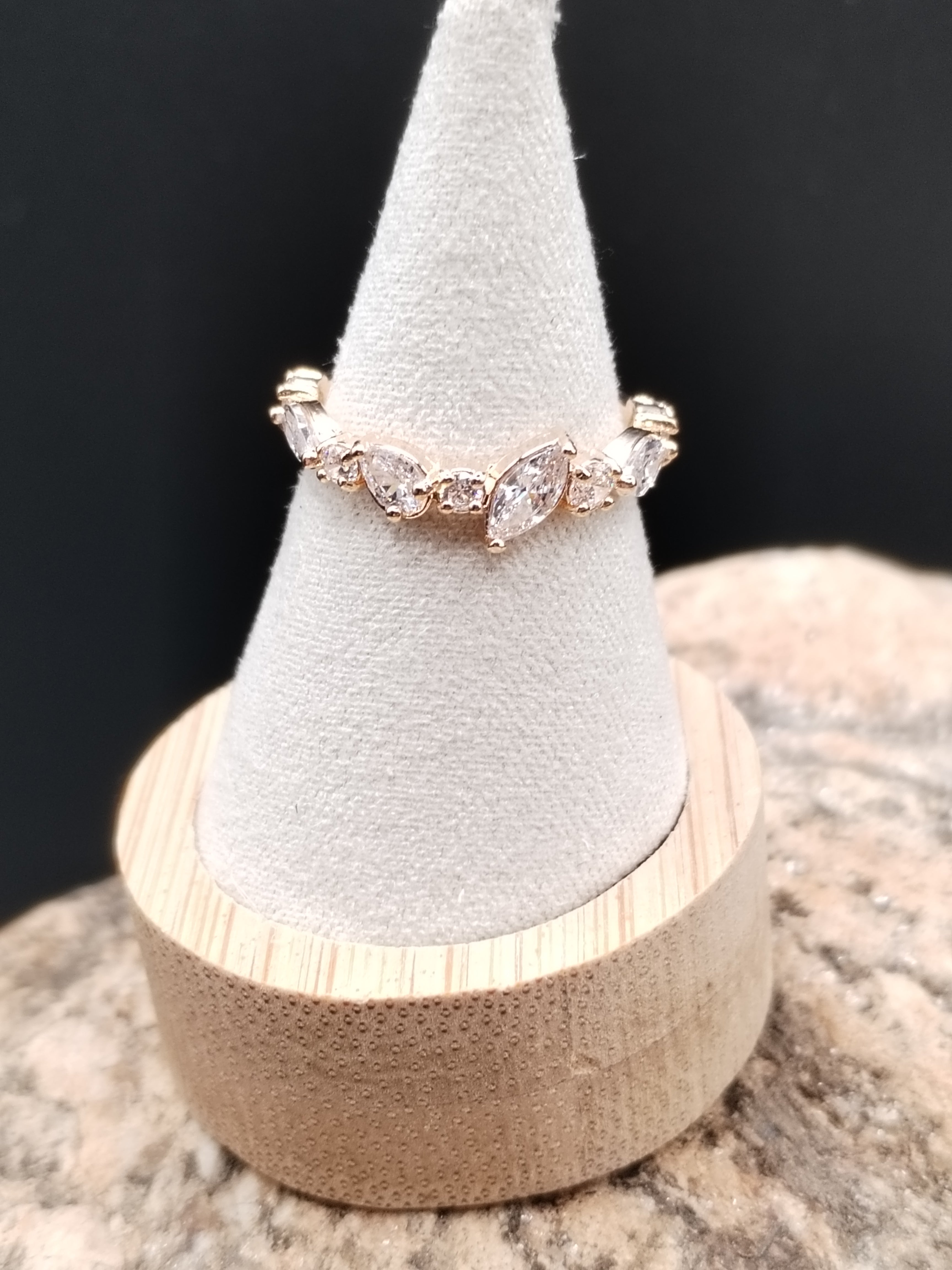 Bague élégante aux oxydes multiformes