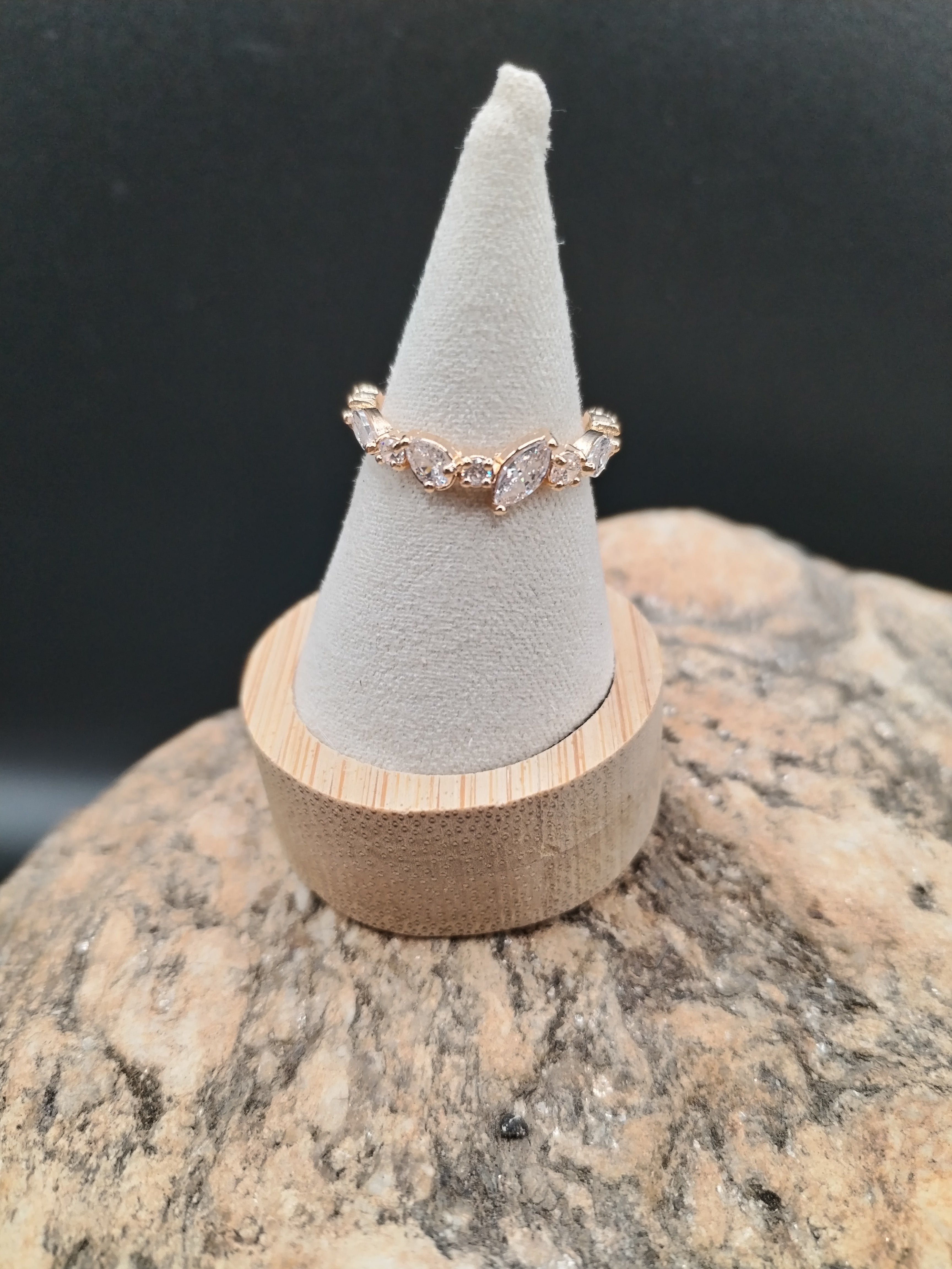 Bague élégante aux oxydes multiformes